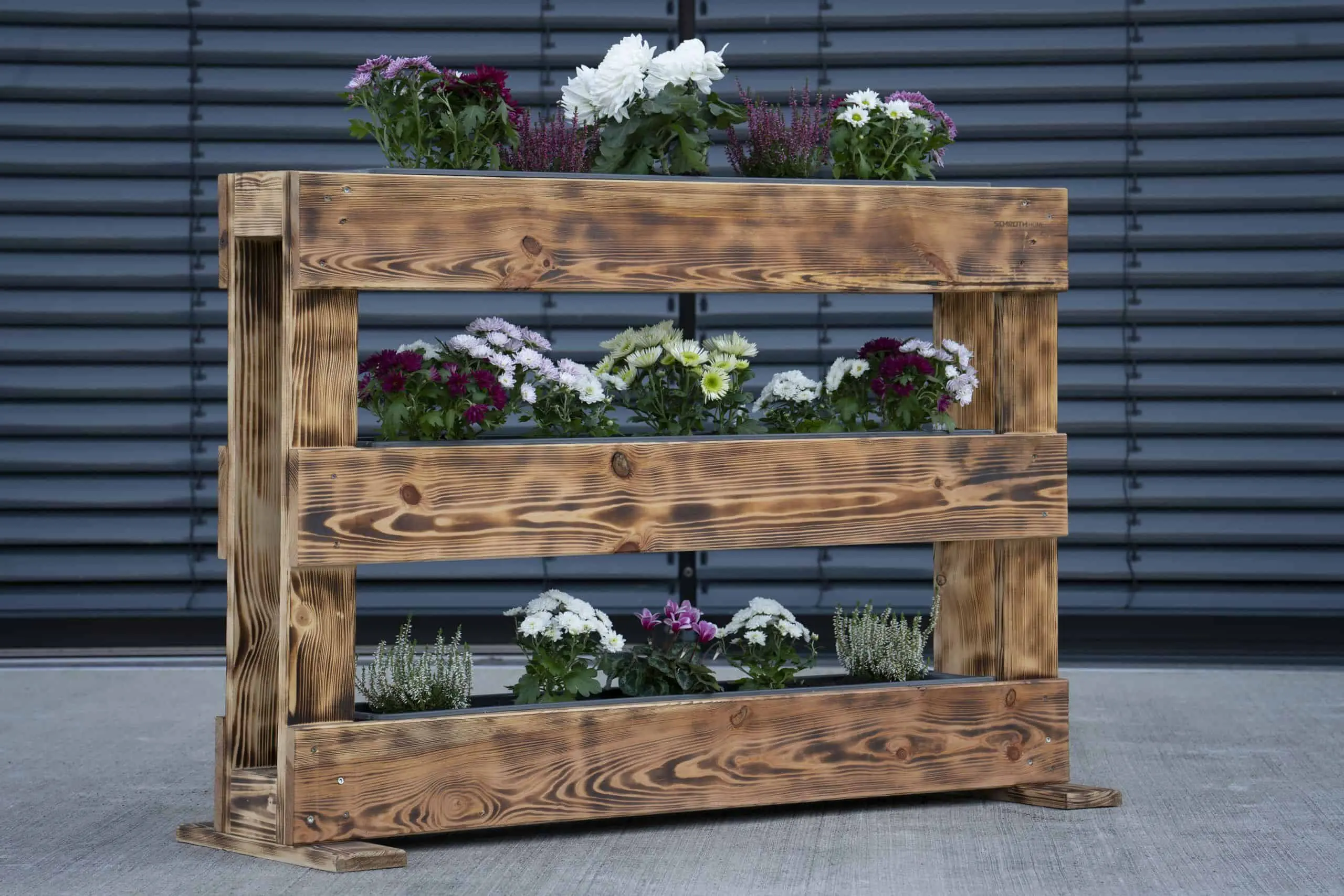 Pflanzenwand Style aus neuen Paletten - geflammt